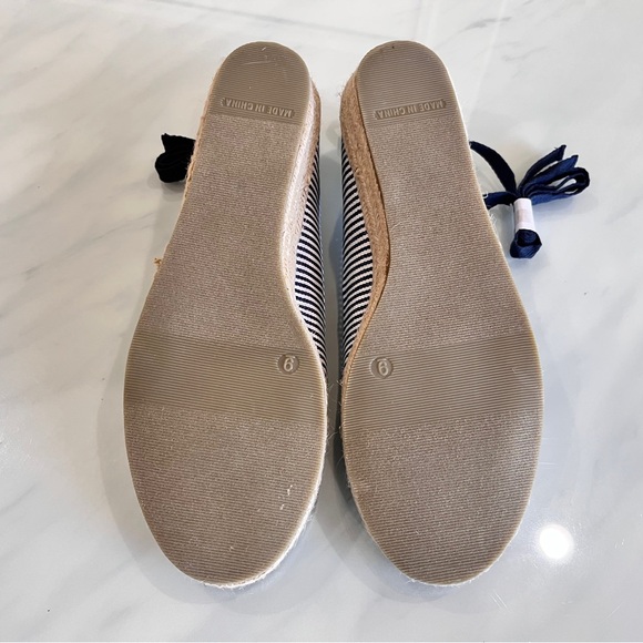 EUC Old Navy white and blue stripe canvas peep toe espadrille sandals 9 - Picture 4 of 5